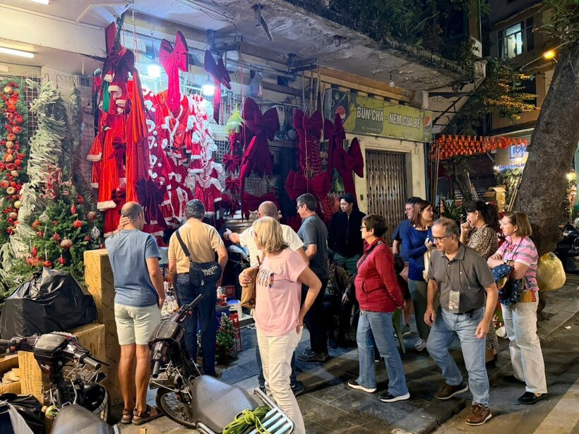 Thị trường đồ trang trí Noel: Ít nhộn nhịp hơn nhưng sức mua vẫn ổn định - 6