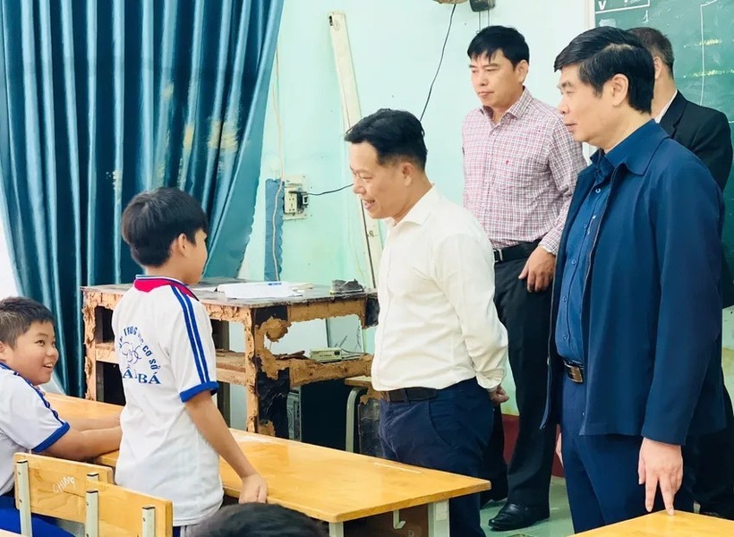 Thứ trưởng Bộ GD&ĐT Lê Quân (áo trắng) thăm Trường THCS Trần Bá, xã Tuy Phước. Ảnh: PLO