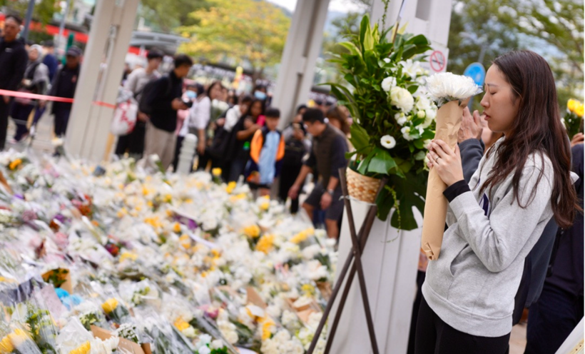Người dân đến đặt hoa tưởng niệm các nạn nhân xấu số. Ảnh: China Daily