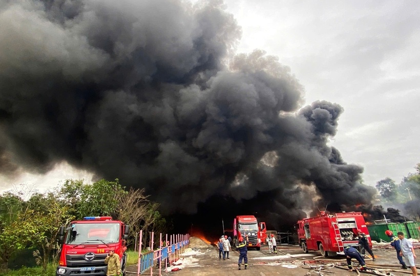 Khói đen và lửa bao trùm khu vực kho hàng. (Ảnh: VietnamNet)