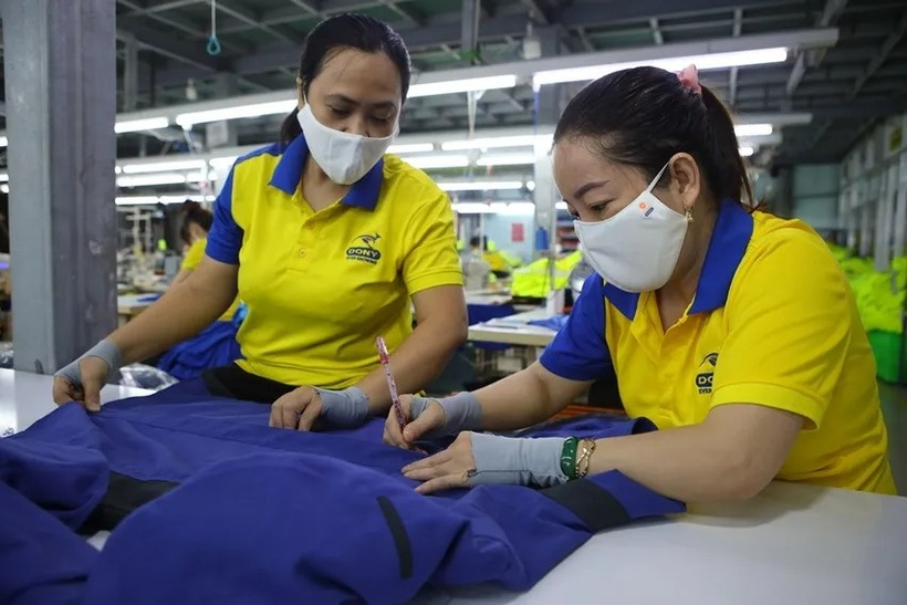 Từ 1/1/2026, tất cả người sử dụng lao động trên địa bàn TP.HCM, bao gồm doanh nghiệp, hợp tác xã, hộ gia đình, cá nhân và các cơ quan, tổ chức ký hợp đồng lao động theo Bộ luật Lao động, sẽ áp dụng mức lương tối thiểu mới. Ảnh minh họa