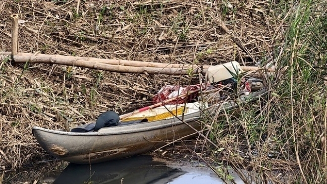 Người đàn ông tử vong trên ghe cùng dụng cụ chích điện để bắt cá. Ảnh: Thanh niên