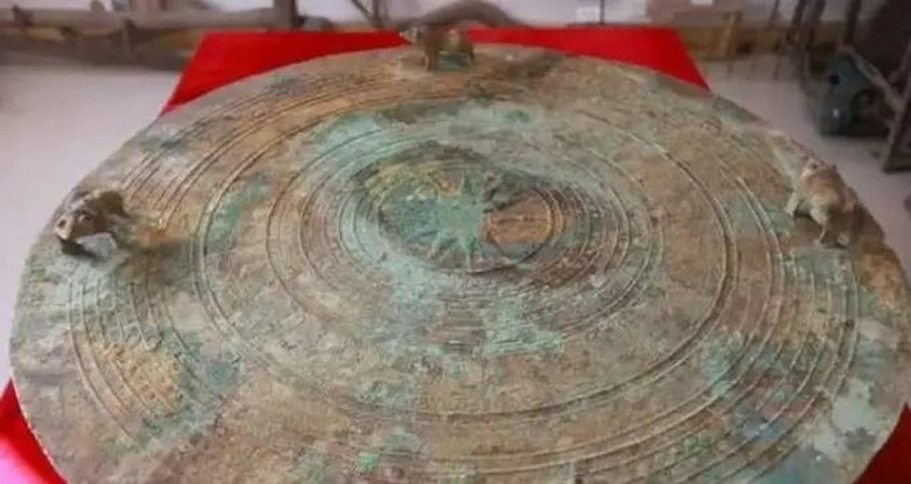 Cận cảnh chiếc trống đồng cổ. Ảnh: NĐT