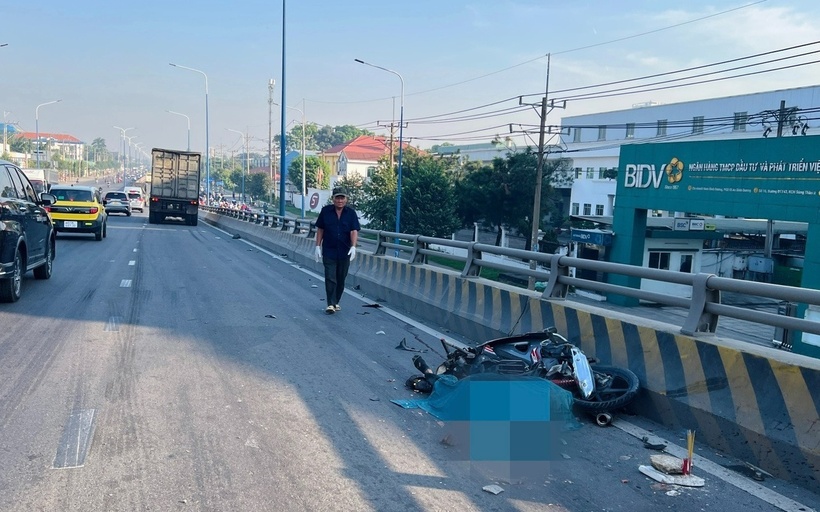 Hiện trường vụ tai nạn trên cầu vượt ngã tư 550. (Ảnh: Dân trí)