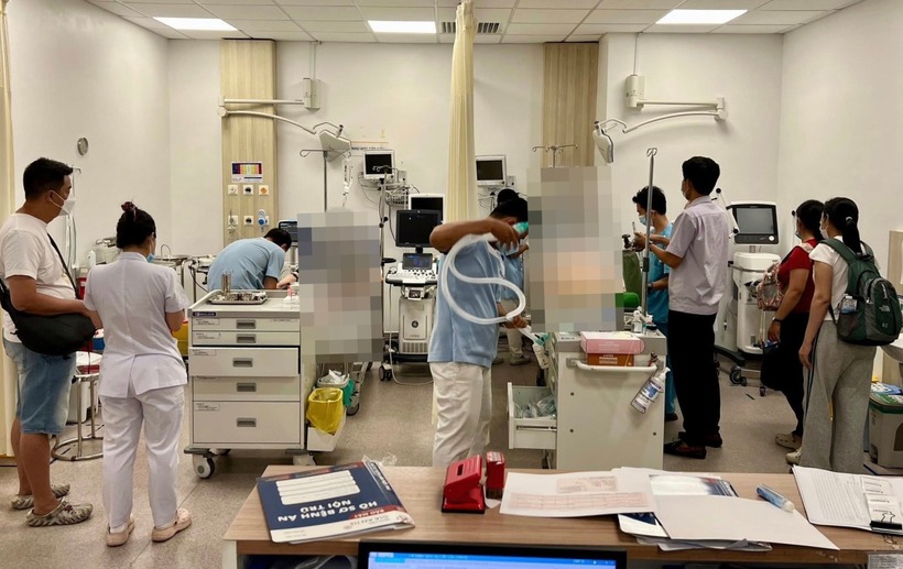 Ê-kíp bác sĩ tích cực hồi sức cho bệnh nhân bị bị đột quỵ. Ảnh: Tạp chí Tri Thức.