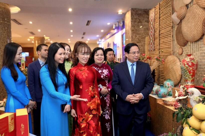 Thủ tướng Phạm Minh Chính tham quan trưng bày sản phẩm nông nghiệp, thủ công mỹ nghệ của các doanh nghiệp do phụ nữ khởi nghiệp - Ảnh: VGP/Nhật Bắc