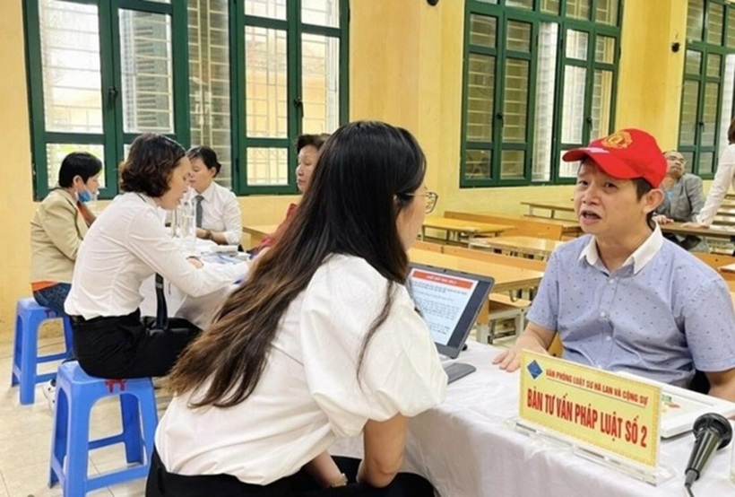 Quy định TGPL trừ lĩnh vực kinh doanh - thương mại dẫn đến trường hợp người nghèo vay vốn để buôn bán nhỏ, ký kết hợp đồng khi gặp tranh chấp lại không được trợ giúp. (Hình ảnh một buổi tuyên truyền trợ giúp pháp lý, tư vấn pháp luật cho người dân tại Hà Nội).
