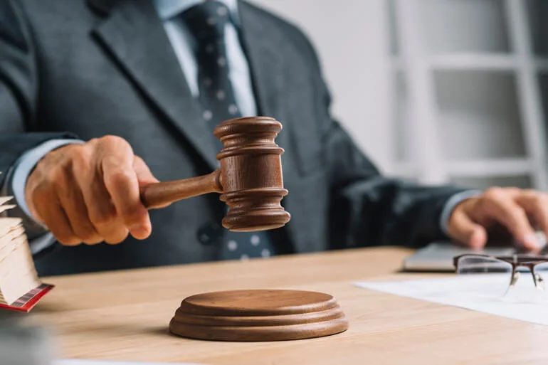 Sau khi bị đơn phương chấm dứt hợp đồng, anh Dư đã đưa vụ việc ra tòa.