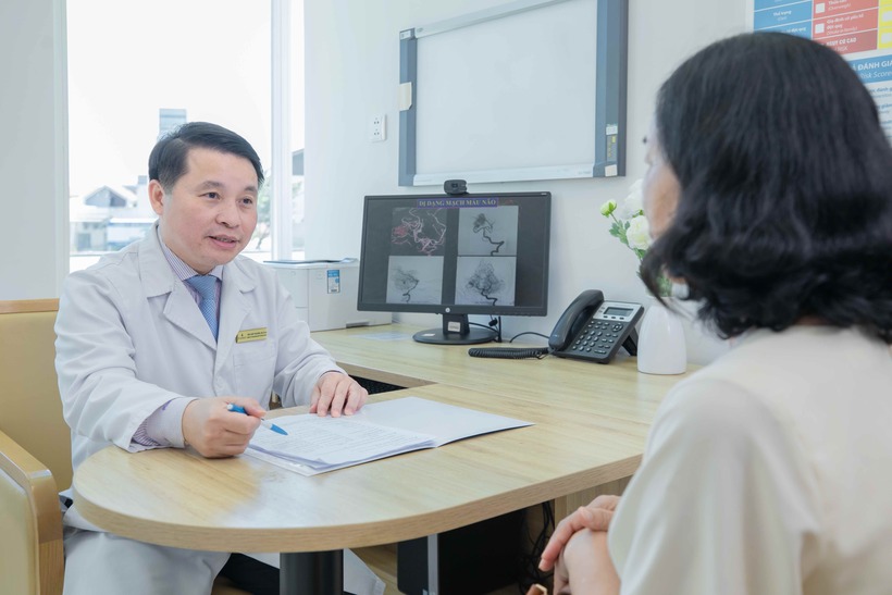 TS.BS Tôn Thất Trí Dũng thăm khám tư vấn cho bệnh nhân.