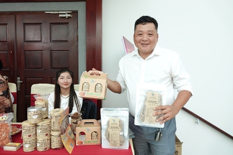 Trương Ngọc Ẩn cùng những sản phẩm từ hành tím, củ cải trắng Vĩnh Châu. Ảnh: Thanh niên