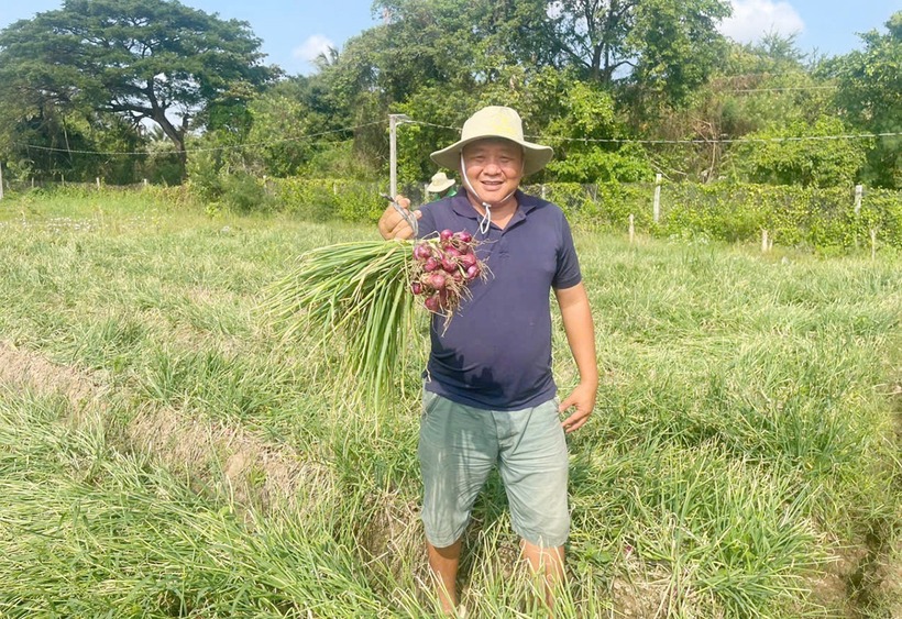 Rời bỏ vị trí giám đốc lương nghìn đô tại TP.HCM, anh Ẩn về quê khởi nghiệp với hành tím và nông sản địa phương. Ảnh: VietNamnet