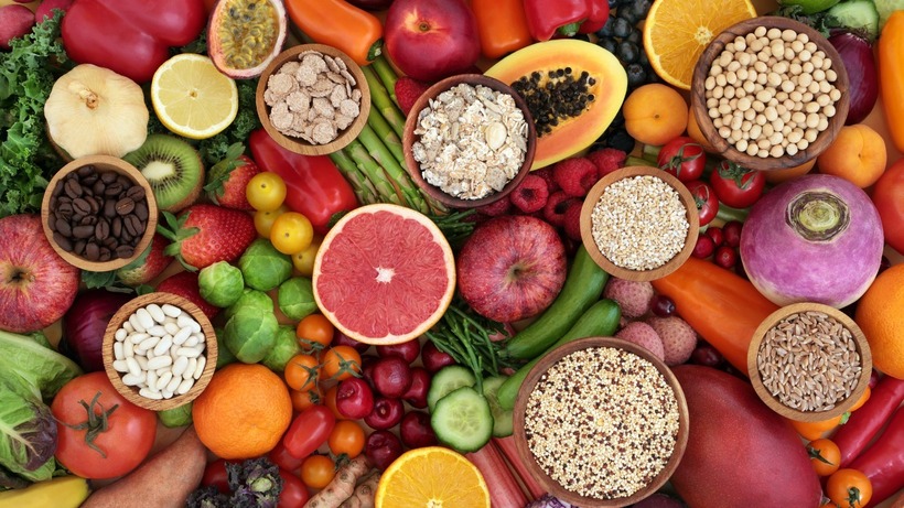 Những loại trái cây như táo, bưởi, kiwi, quả mọng, lựu, cam quýt hay bơ đều chứa nhiều chất xơ, vitamin và hợp chất sinh học giúp giảm cholesterol xấu, tăng cholesterol tốt và cải thiện sức khỏe mạch máu.