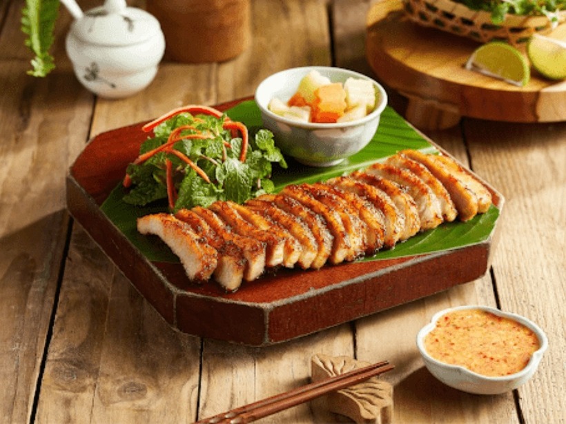 Má heo là phần thịt nằm ở hai bên má của con heo, gồm cả da, lớp mỡ mỏng và thịt nạc xen kẽ.