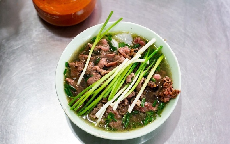 Hướng dẫn cách nấu phở tái lăn thơm ngon.