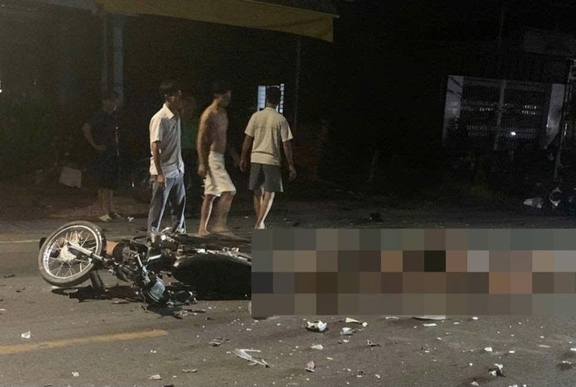 Hai xe máy hư hỏng nặng, nhiều bộ phận bị vỡ, văng khắp mặt đường. Ảnh: Báo Công lý.