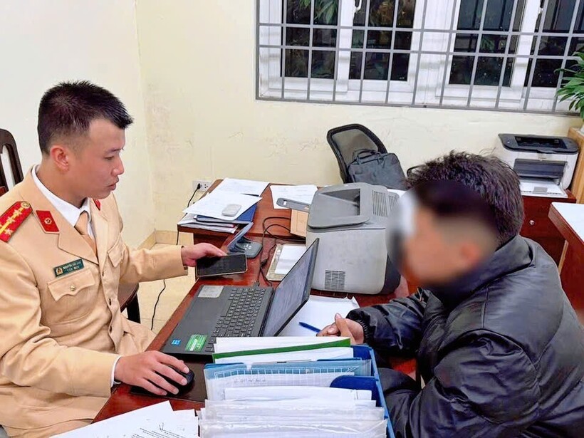 CSGT làm việc với đối tượng điều khiển xe BKS 29BG-050xx để làm rõ các đối tượng bỏ chạy.