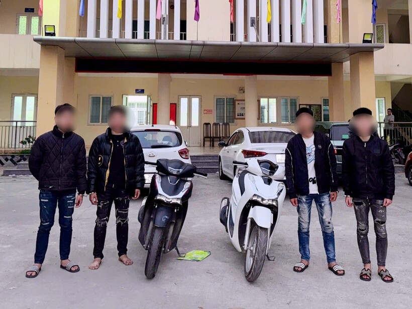 Các đối tượng và phương tiện tại cơ quan công an.