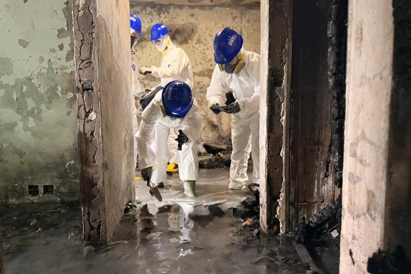 Các lực lượng chức năng rà soát bên trong các tòa nhà để điều tra và tìm kiếm nạn nhân vào ngày 30/11. Ảnh: Cảnh sát Hong Kong (Trung Quốc)