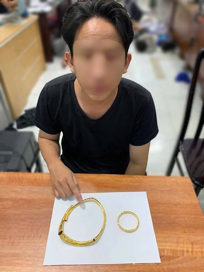 Công an cũng thu hồi tang vật gồm 3 chỉ vàng 24K và một con dao. Ảnh: Vietnamnet.