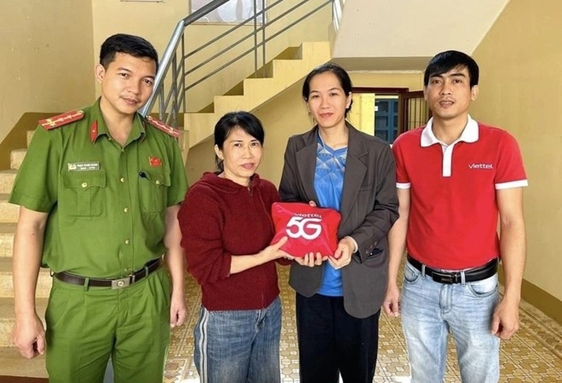 Bà Huế (thứ hai từ trái sang) trả lại số tiền 115 triệu đồng cho bà Vàng. (Ảnh: Công an xã Sơn Hà)