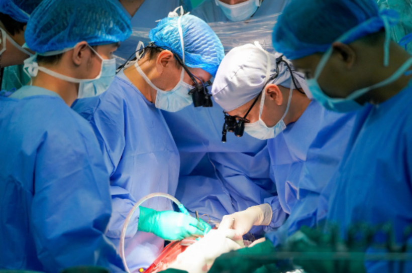 Ê kíp bác sĩ thực hiện phẫu thuật ghép tim cho bệnh nhi 9 tuổi. Ảnh: VietNamNet.