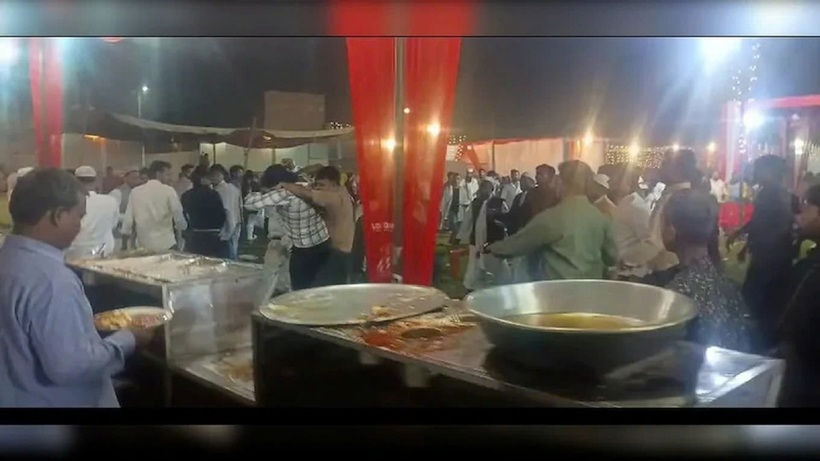 Hai họ ẩu đả vì giành gà rán trong đám cưới diễn ra hôm 3/11. Ảnh: NDTV