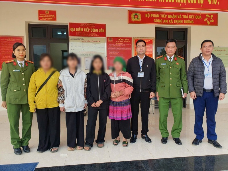 Công an xã Trịnh Tường đã bàn giao các em cho gia đình quản lý. (Ảnh: Công an nhân dân)