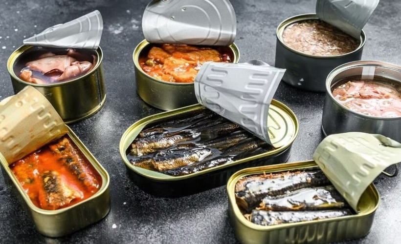 Thịt chế biến sẵn như thịt xông khói, xúc xích hay giăm bông đều chứa nhiều muối, nitrat và phosphate.