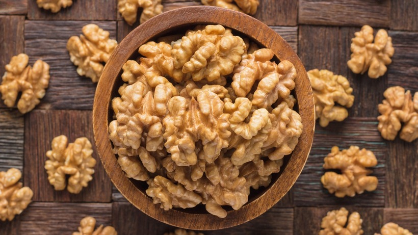 Hạt óc chó, hạnh nhân, hạt lanh và hạt chia có tác dụng giảm cholesterol LDL và tăng HDL.