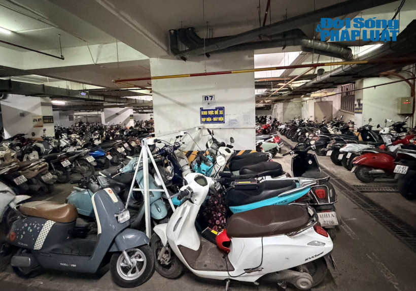 Chung cư đông dân nhất Hà Nội bất ngờ ngừng nhận trông xe điện dưới tầng hầm: Cư dân loay hoay tìm phương án gửi xe - 2