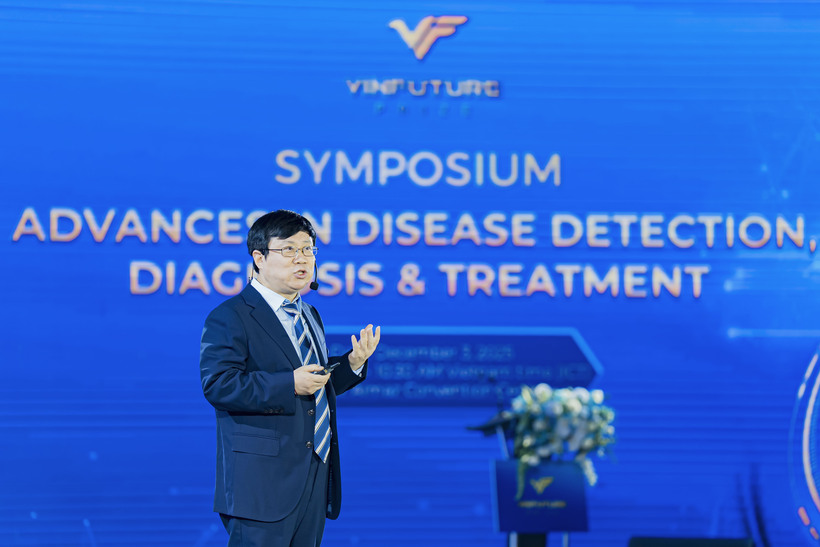 GS. Chuanbin Mao từ Đại học Trung văn Hồng Kông chia sẻ tại tọa đàm.