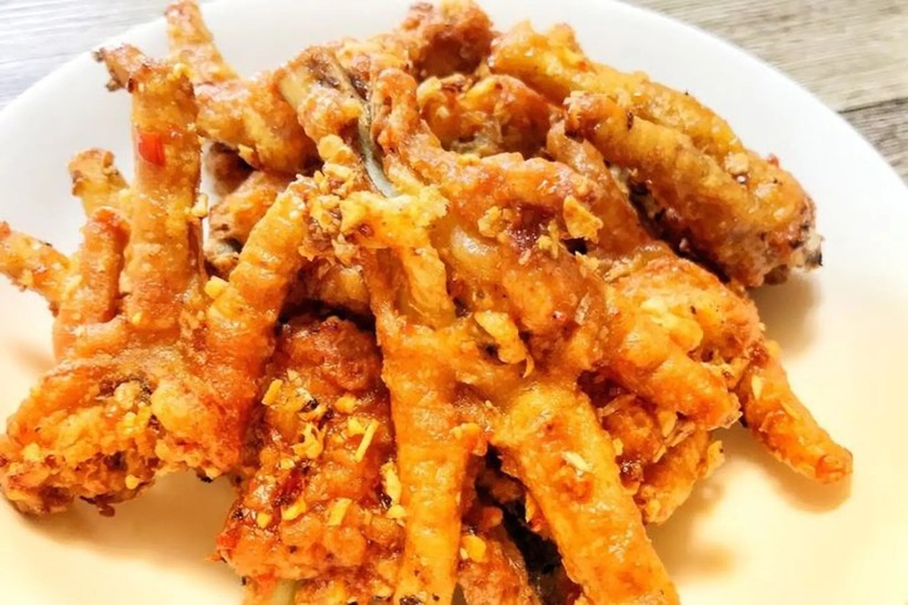 Chân gà chiên bơ tỏi là một món ăn vặt "thần thánh" làm mưa làm gió trong các thực đơn quán nhậu hay buổi tiệc gia đình.