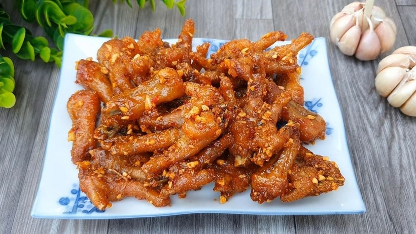 Chân gà chiên bơ tỏi sau khi hoàn thành có màu vàng óng đẹp mắt, lớp da giòn rụm, thơm lừng hương bơ và tỏi phi hấp dẫn.