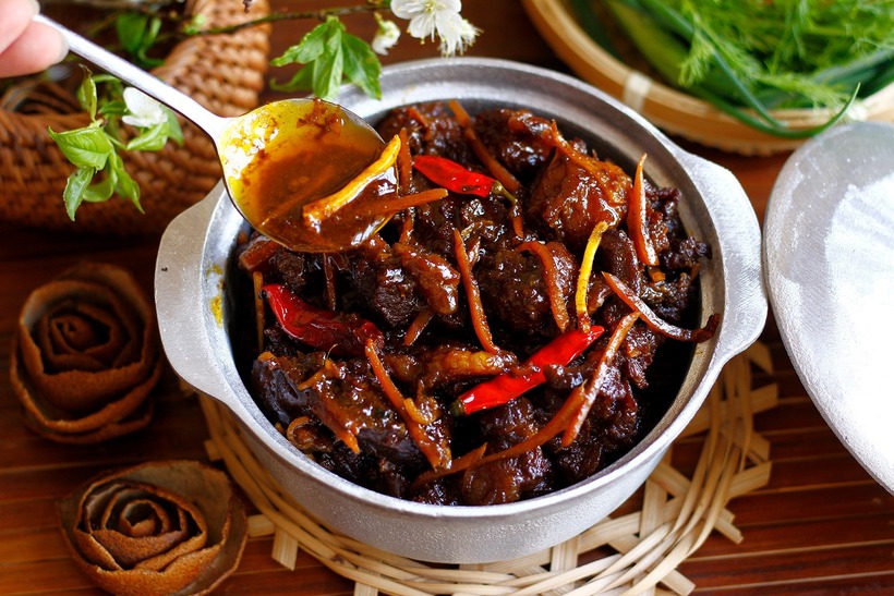 Món bò kho gừng kiểu miền Bắc này sẽ có phần nước hơi cạn, nước sánh, có vị đậm đà và thơm nức hương gừng.