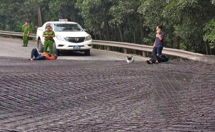 Hai người đi xe máy bị thương nặng chờ xe cấp cứu. (Ảnh: VnExpress)