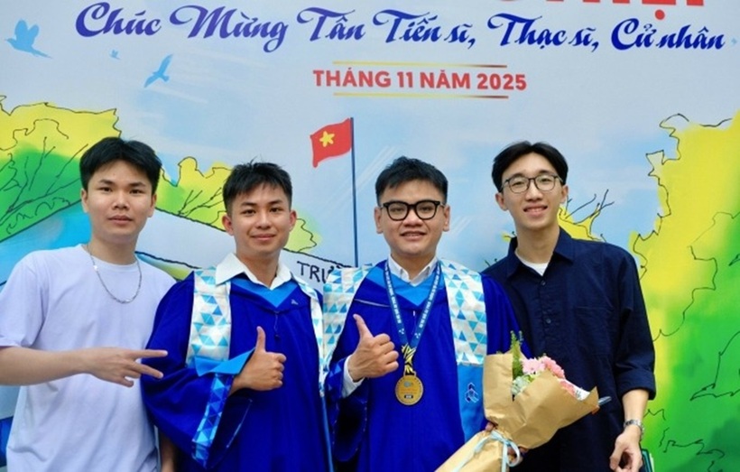 Quang cùng những người bạn thân thiết trong ngày tốt nghiệp. Ảnh: VnExpress