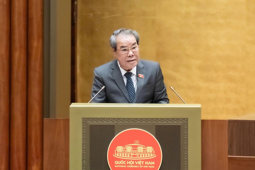 Chủ nhiệm Ủy ban Dân nguyện và Giám sát của Quốc hội Dương Thanh Bình trình bày báo cáo (Ảnh: Media Quốc hội).