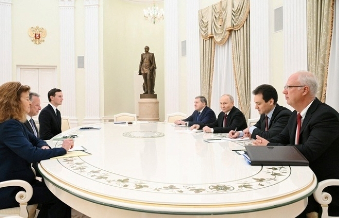 Tổng thống Nga Vladimir Putin họp bàn với phái đoàn Mỹ về chấm dứt xung đột Ukraine. Ảnh: Reuters
