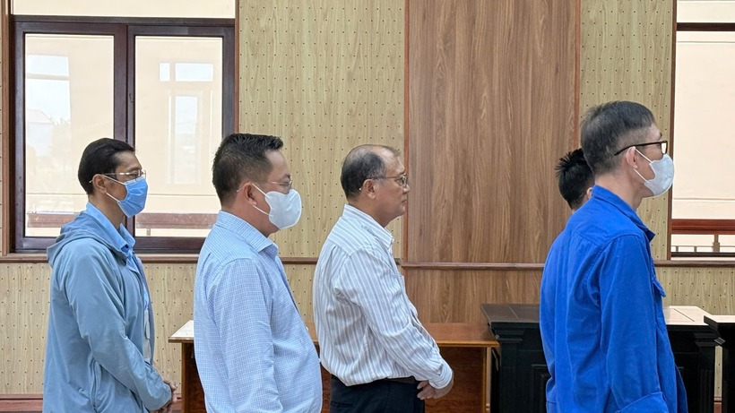 Bị cáo Phạm Minh An (hàng thứ 2 phía sau) cùng các bị cáo tại phiên tòa. (Ảnh: Thanh niên)