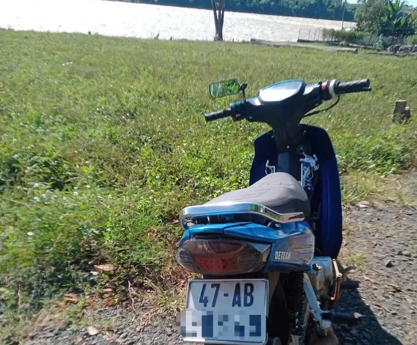 Xe máy của nữ sinh được tìm thấy bên bờ sông, cách nhà khoảng 80km. Ảnh: Người lao động