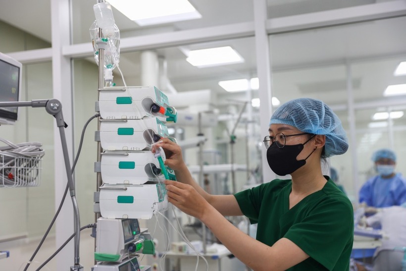 Bác sĩ, nhân viên y tế điều trị cho bệnh nhân tại phòng Hồi sức tích cực, bệnh viện Quân y 175, tháng 11/2025. Ảnh: VnExpress