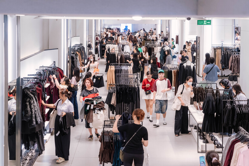 Không khí tấp nập tìm những món đồ ưng ý giữa mùa sale lớn nhất năm