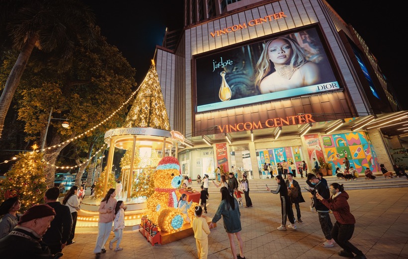 Cây thông Vincom - điểm hẹn check-in biểu tượng mỗi mùa lễ hội
