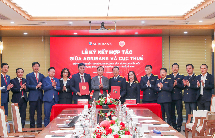 Đại diện lãnh đạo Agribank và Cục Thuế chúc mừng ký kết hợp tác thành công
