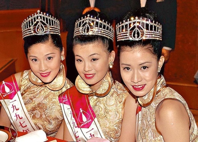 Hoa hậu Ông Gia Tuệ (giữa) và Á hậu 1 Lý Minh Tuệ (trái) đấu tố tình ái chấn động showbiz Hong Kong (Trung Quốc) sau khi đăng quang vào năm 1997.