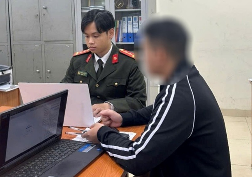 Em C. làm việc với cơ quan Công an. Ảnh: Công an TP.Hà Nội