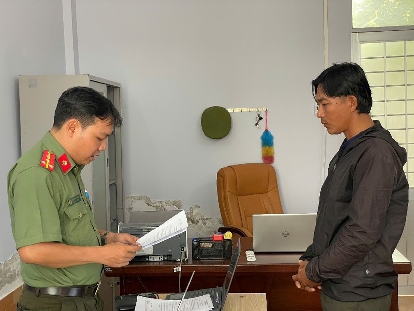 Duy (phải) bị bắt tạm giam để điều tra về hành vi tổ chức đưa người xuất cảnh trái phép trên biển. Ảnh: Công an tỉnh An Giang