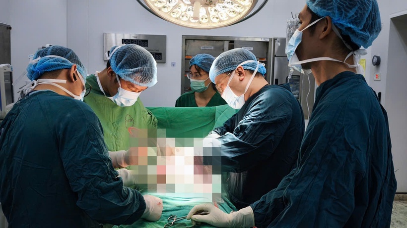 Các bác sĩ tiến hành phẫu thuật cắt bỏ khối u cho cô gái 20 tuổi
