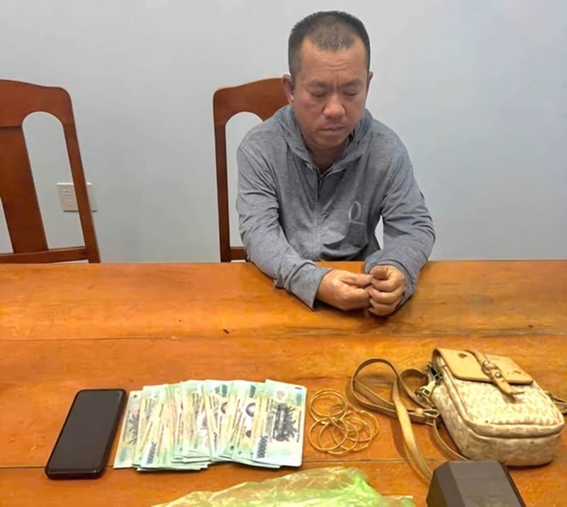 Nguyễn Ngọc Trung cùng tang vật. Ảnh: Báo Lao động.