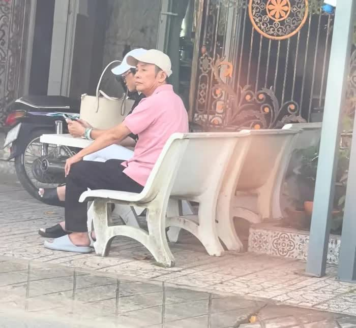 Một khán giả bắt gặp nghệ sĩ Tấn Beo đi khám bệnh ở Cần Thơ.
